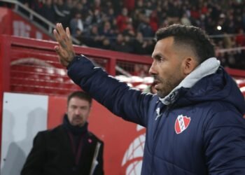Tevez renunció como DT de Independiente