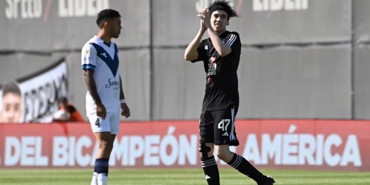 Vélez igualó ante Riestra y dejó pasar la chance de escaparse solo en la punta