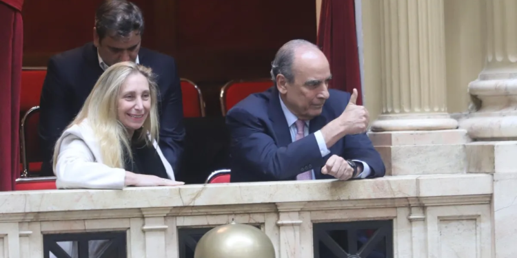 El Gobierno afirmó que monitorea la salida de dólares y descartó una devaluación