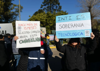 Trabajadores del INTI cortaron General Paz y realizaron un “ruidazo” por el cierre del organismo