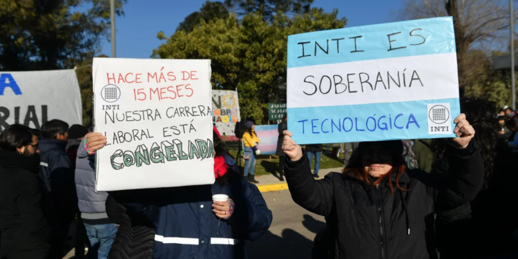 Trabajadores del INTI cortaron General Paz y realizaron un “ruidazo” por el cierre del organismo