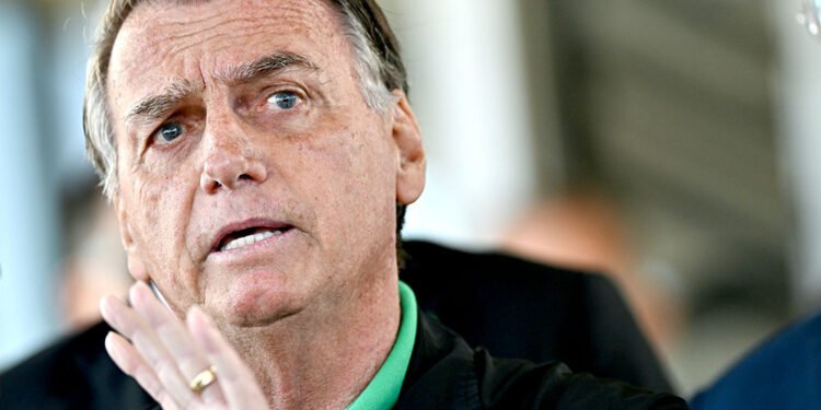 Jair Bolsonaro deberá cumplir prisión domiciliaria con tobillera electrónica, al igual que CFK