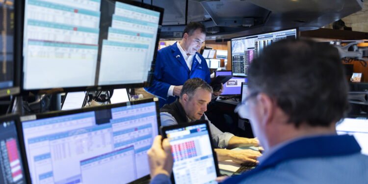 Viernes Financiero: El Merval busca recuperar terreno antes del fin de semana largo.