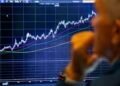 Hito Financiero: El Riesgo País perfora los 550 puntos y los bonos soberanos tocan máximos históricos.
