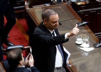 El Gobierno busca recuperar la iniciativa con las conferencias de Adorni y reactivación legislativa