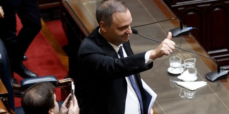 El Gobierno busca recuperar la iniciativa con las conferencias de Adorni y reactivación legislativa