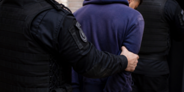 Detenido un menor vinculado a múltiples crímenes en Rosario tras su retorno a la ciudad
