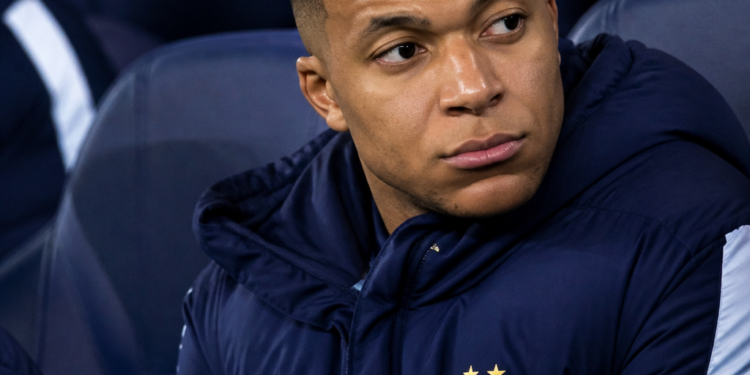 Mbappé enfrenta críticas en Francia tras dejar la concentración
