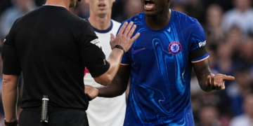 Moisés Caicedo interrumpe el partido por una molestia y el árbitro aplica las nuevas reglas