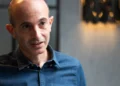 Yuval Noah Harari enfatiza el audaz enfoque de Milei, pero critica la personería jurídica para la inteligencia artificial
