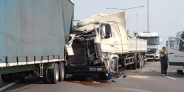 Accidente entre dos camiones en la Panamericana deja a un conductor herido y ocasiona severas demoras en el tráfico