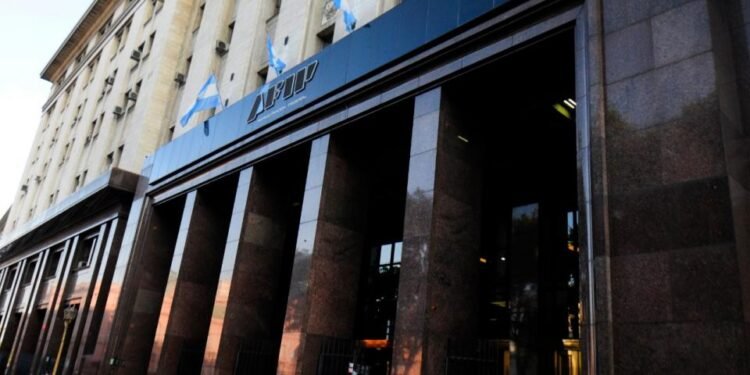 La recaudación de marzo disminuyó en comparación con febrero y mostró caídas en la mayoría de los impuestos