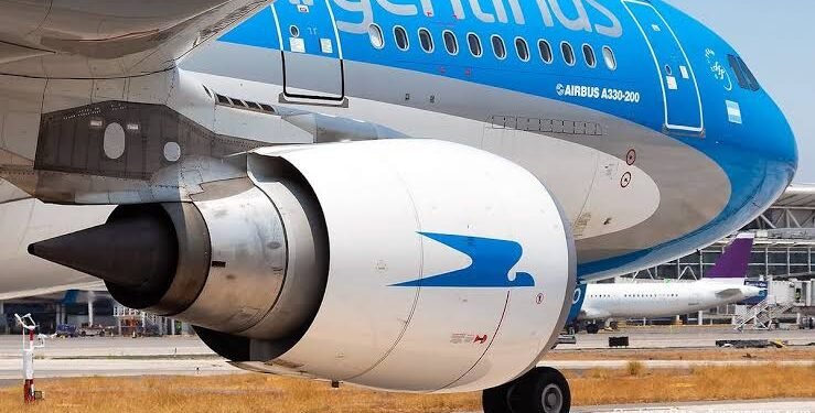 Aerolíneas Argentinas alcanza solidez financiera: Caputo destaca el superávit y el pago de Ganancias
