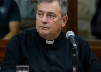 Curioso argumento de un sacerdote que atropelló a tres jóvenes y huyó