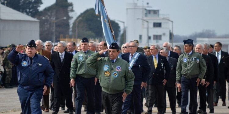 Los F-16 sobrevolaron Buenos Aires en conmemoración del 114° aniversario de la Fuerza Aérea