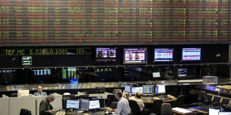 Día desalentador para los activos argentinos: bonos y acciones en descenso, riesgo país alcanza 463 puntos básicos