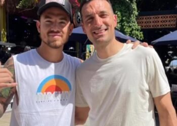 Un grupo de argentinos rinde homenaje a Lionel Scaloni durante sus vacaciones en la playa