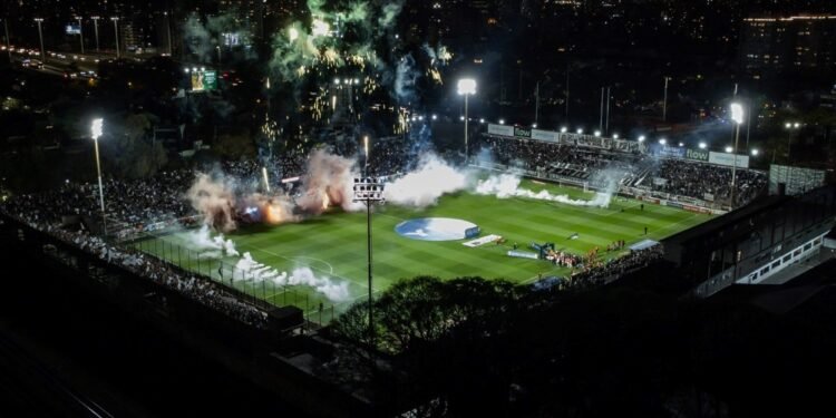 Rosario Central supera a Barracas Central tras un estreno complicado de iluminación