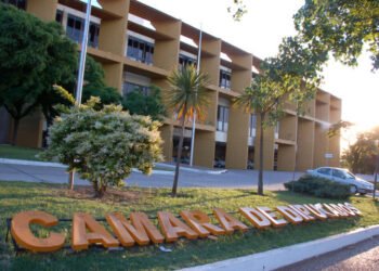 Demandó a su expareja tras perder su empleo al cuidar a sus hijos