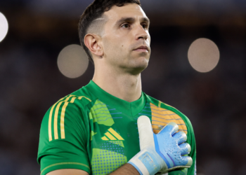 Dibu Martínez, nominado al Balón de Oro 2026 como uno de los mejores arqueros