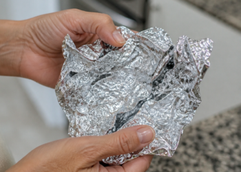 Descubre cómo reutilizar el papel aluminio viejo en tu hogar: 5 ideas prácticas
